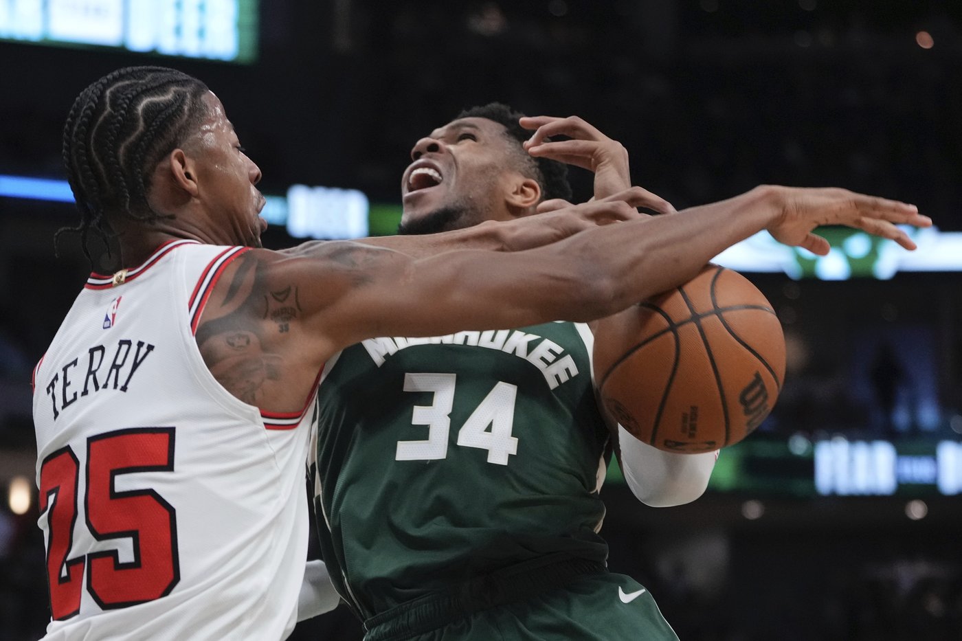 Coby White scores 35, Bulls roll past Bucks 133-122 to get in the win column | iNFOnews.ca