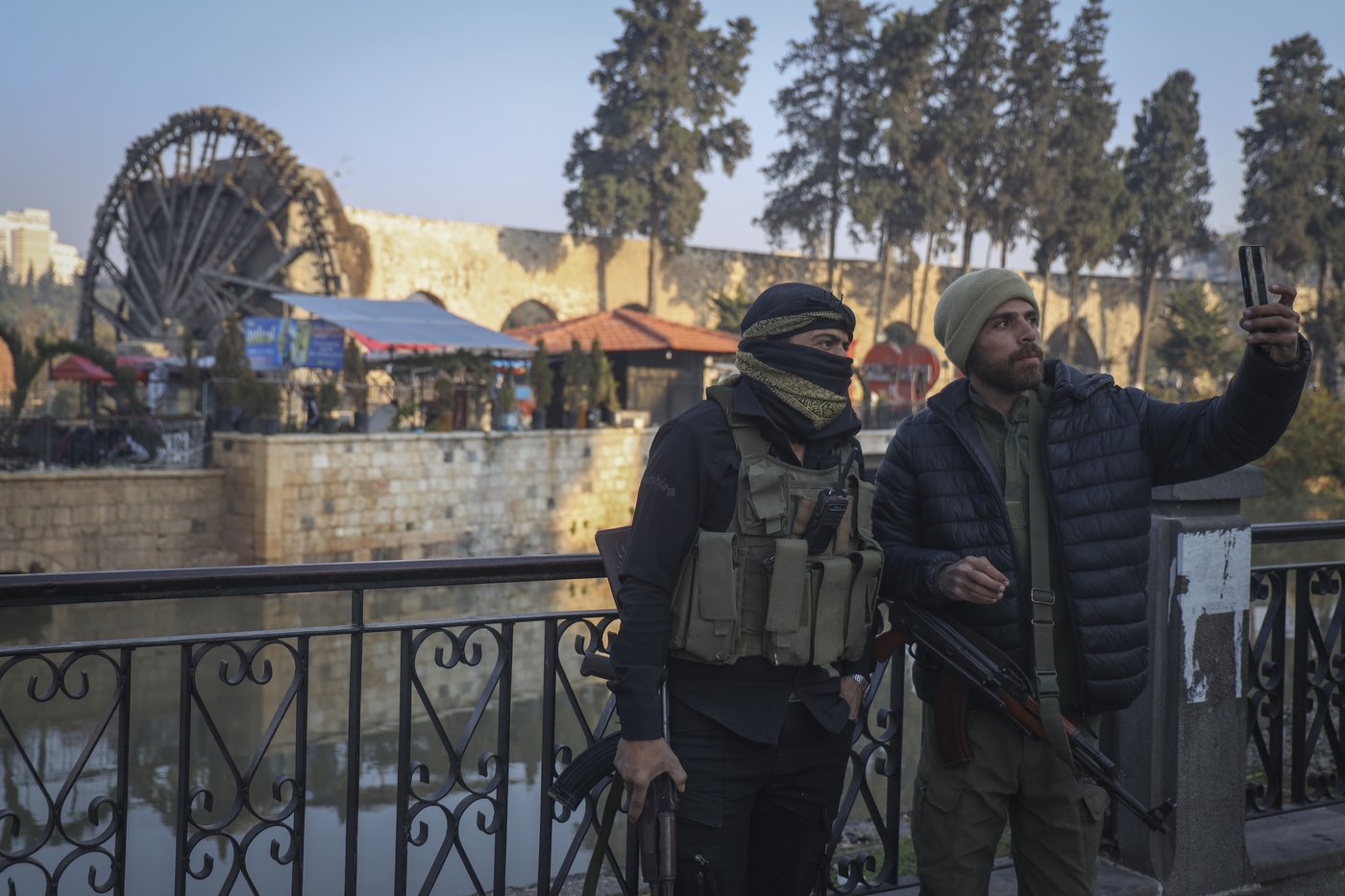 Thousands flee as Syrian insurgents advance to the doorstep of the country's third-largest city | iNFOnews.ca