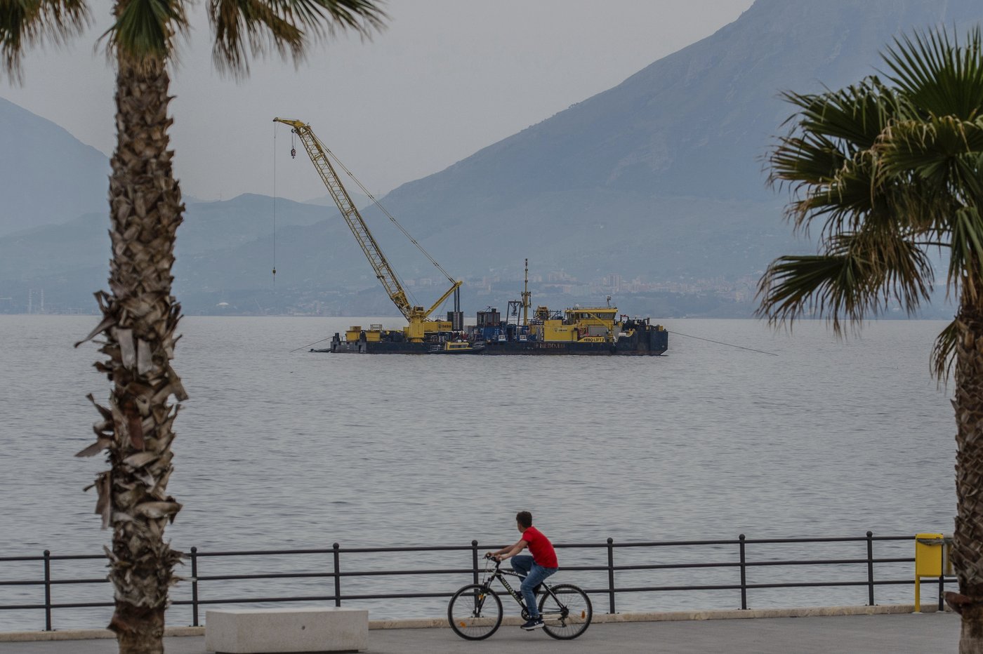 Experts start complex recovery of a superyacht that sank off Sicily, killing 7 | iNFOnews.ca