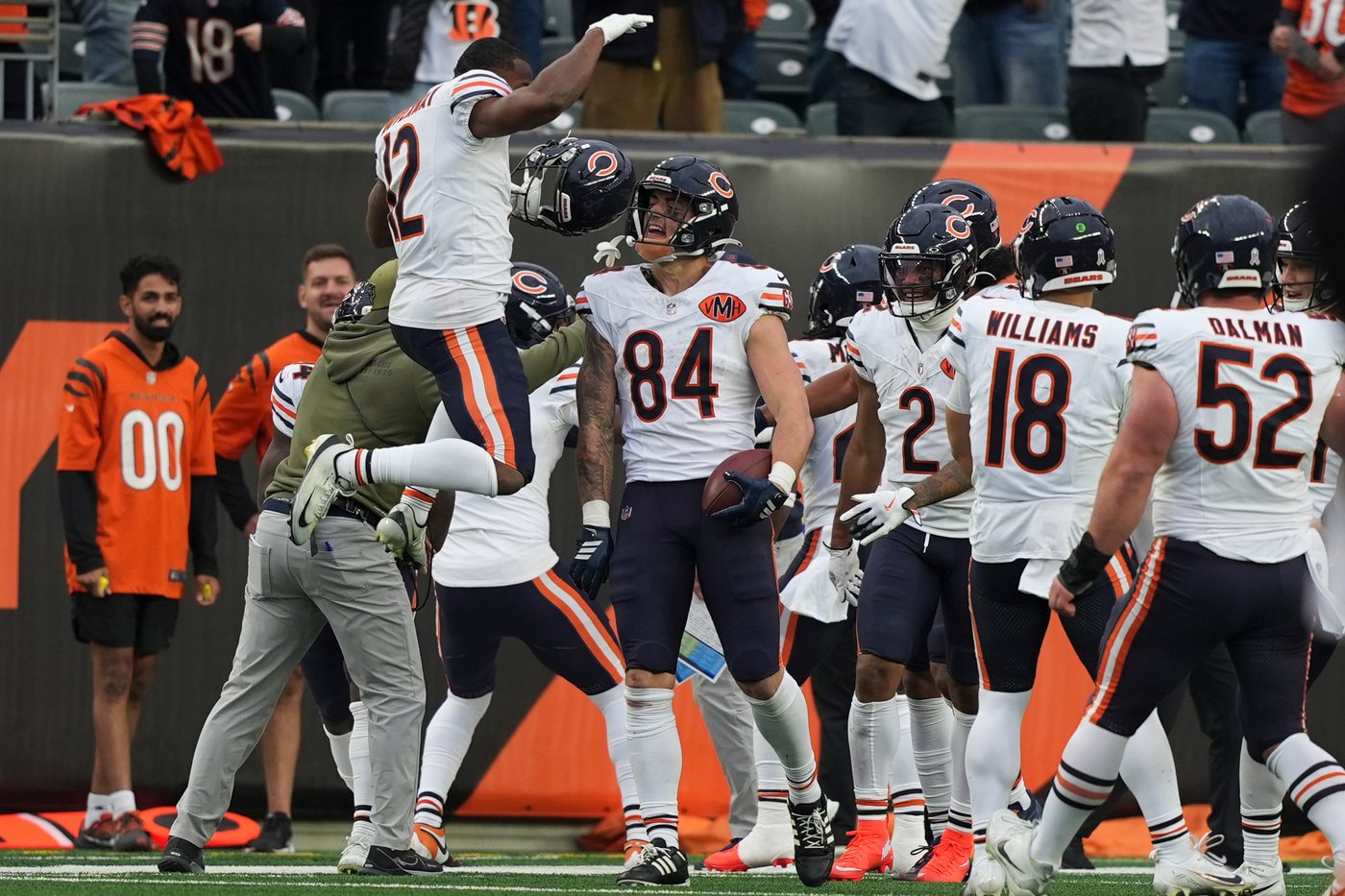 Bears outlast Bengals for wild 47-42 win on Williams' TD pass to Loveland in final minute | iNFOnews.ca