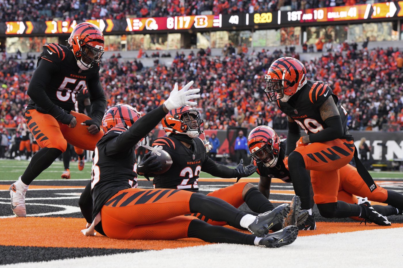 Burrow throws 3 TD passes and Bengals keep playoff hopes alive with 24-6 victory over Browns | iNFOnews.ca