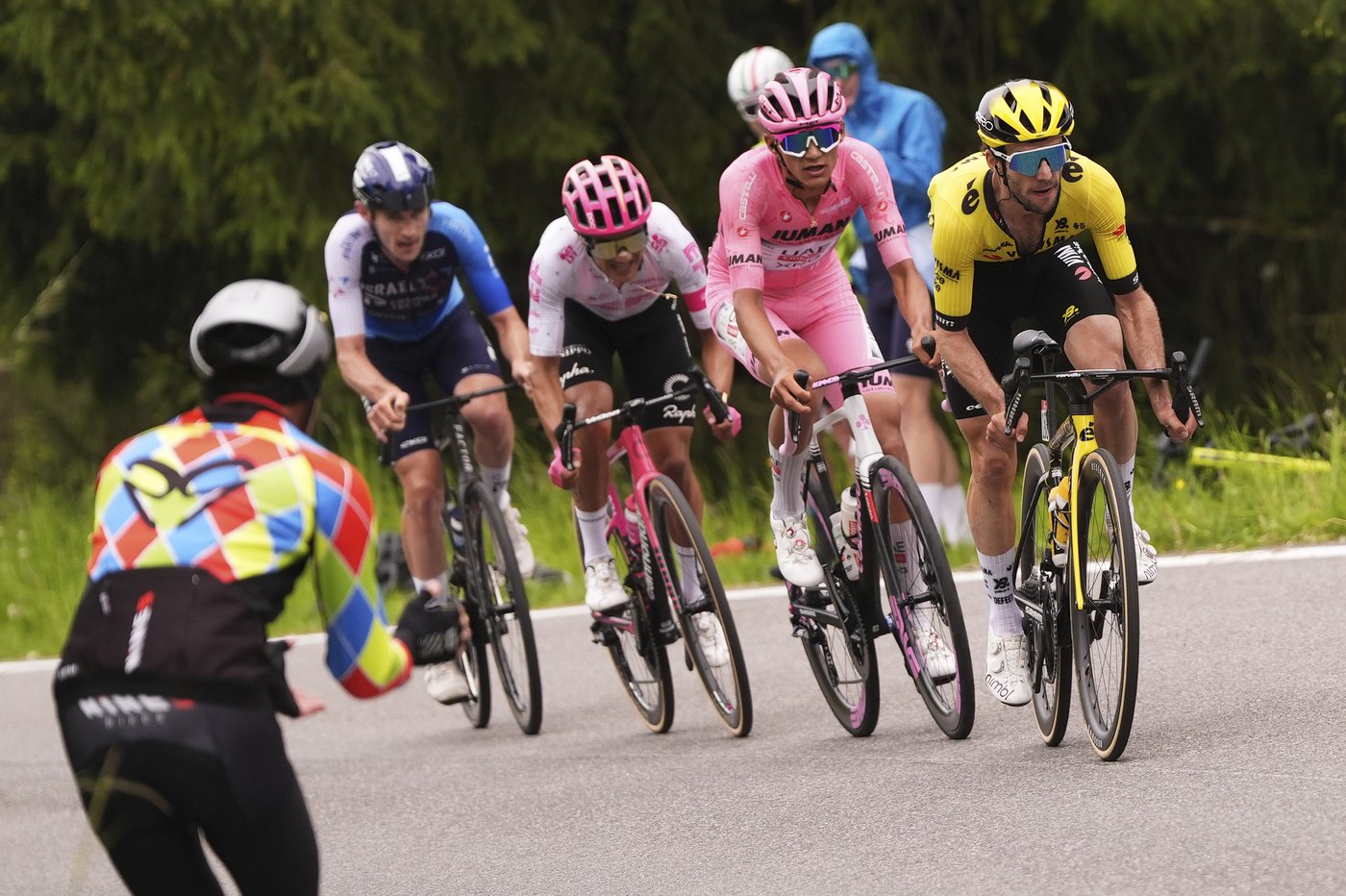 Mexico's Del Toro completes a full week in pink. He's got 1 more week to go to win the Giro | iNFOnews.ca
