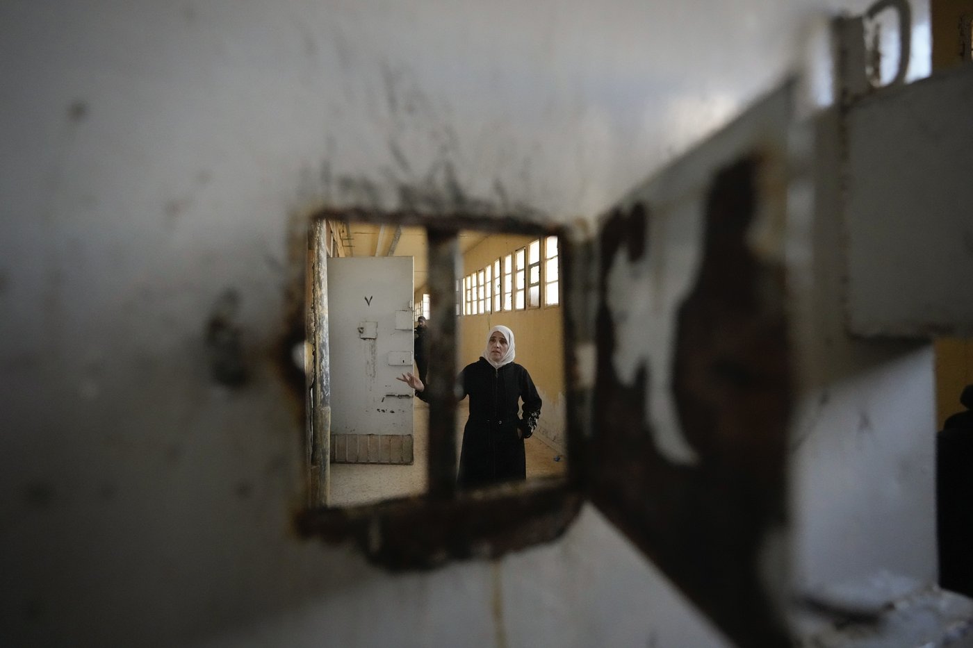 Thousands scour Syria's most horrific prison but find no sign of their loved ones | iNFOnews.ca Thousands scour Syria's most horrific prison but find no sign of their loved ones | iNFOnews.ca