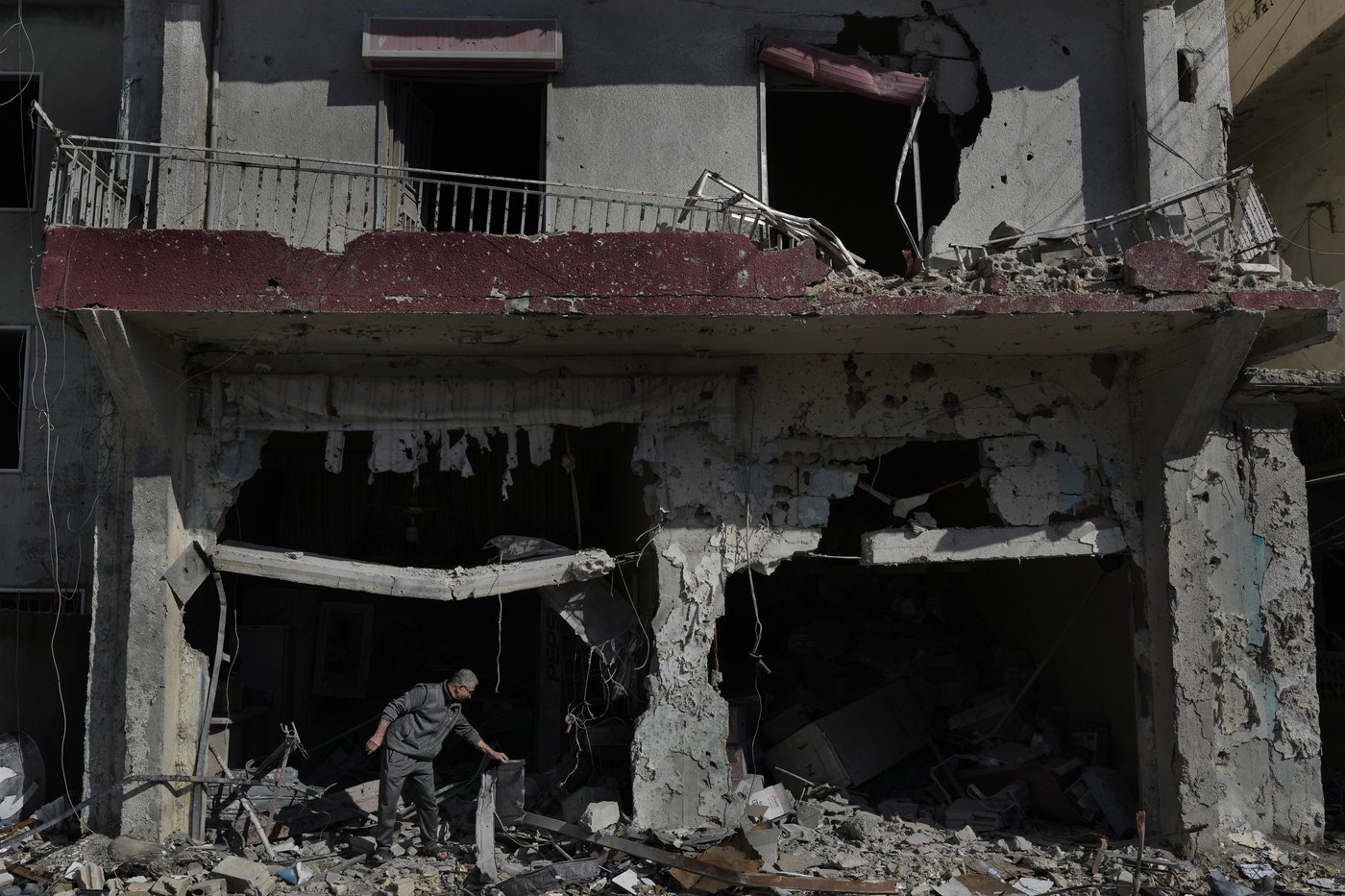 Displaced families in Lebanon who return home are faced with piles of rubble | iNFOnews.ca