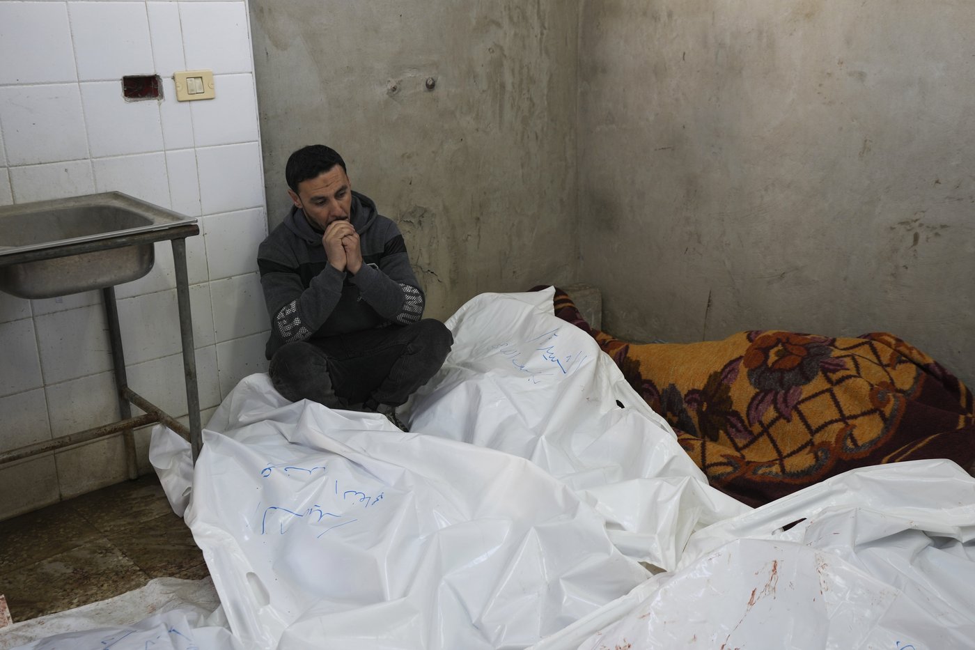Israel detains director of one of last functioning hospitals in northern Gaza, Palestinians say | iNFOnews.ca