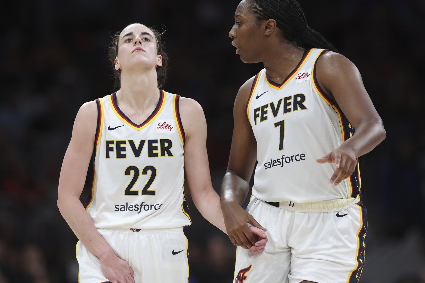 Caitlin Clark leaves with injury late in the Fever's 85-77 victory over the Sun | iNFOnews.ca