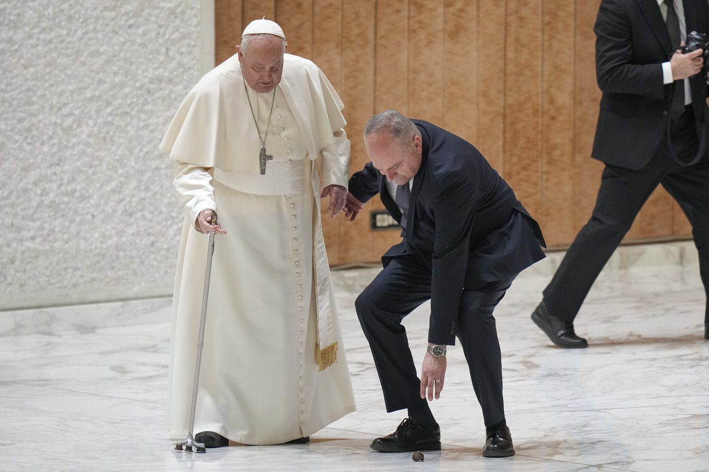 Pope Francis stumbles while walking into Jubilee audience at the Vatican as his walking stick snaps | iNFOnews.ca