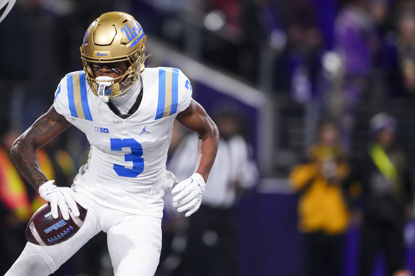 Desmond Williams Jr., Jonah Coleman lead Washington past UCLA 31-19 for bowl eligibility | iNFOnews.ca