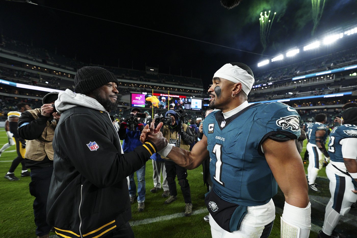 Eagles' Jalen Hurts says he's playing with broken finger on non-throwing hand | iNFOnews.ca Eagles' Jalen Hurts says he's playing with broken finger on non-throwing hand | iNFOnews.ca