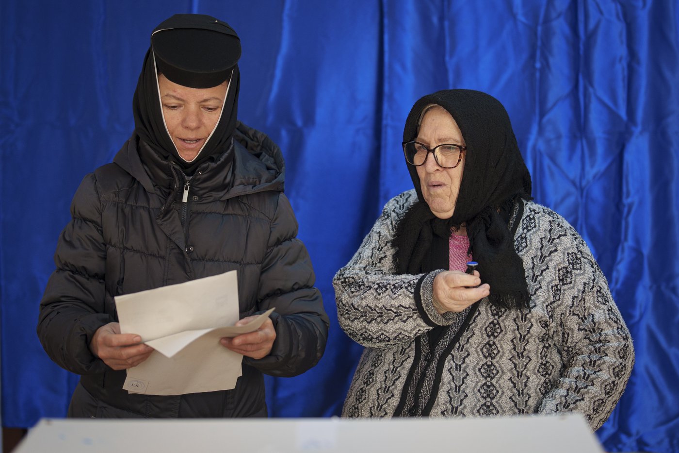 Far-right populist surprises in Romanian presidential election appearing set to enter runoff | iNFOnews.ca Far-right populist surprises in Romanian presidential election appearing set to enter runoff | iNFOnews.ca