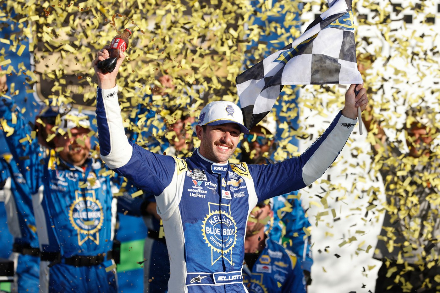 Elliott steals Kansas Speedway race in wild overtime finish, secures spot in 3rd round of playoffs | iNFOnews.ca Elliott steals Kansas Speedway race in wild overtime finish, secures spot in 3rd round of playoffs | iNFOnews.ca