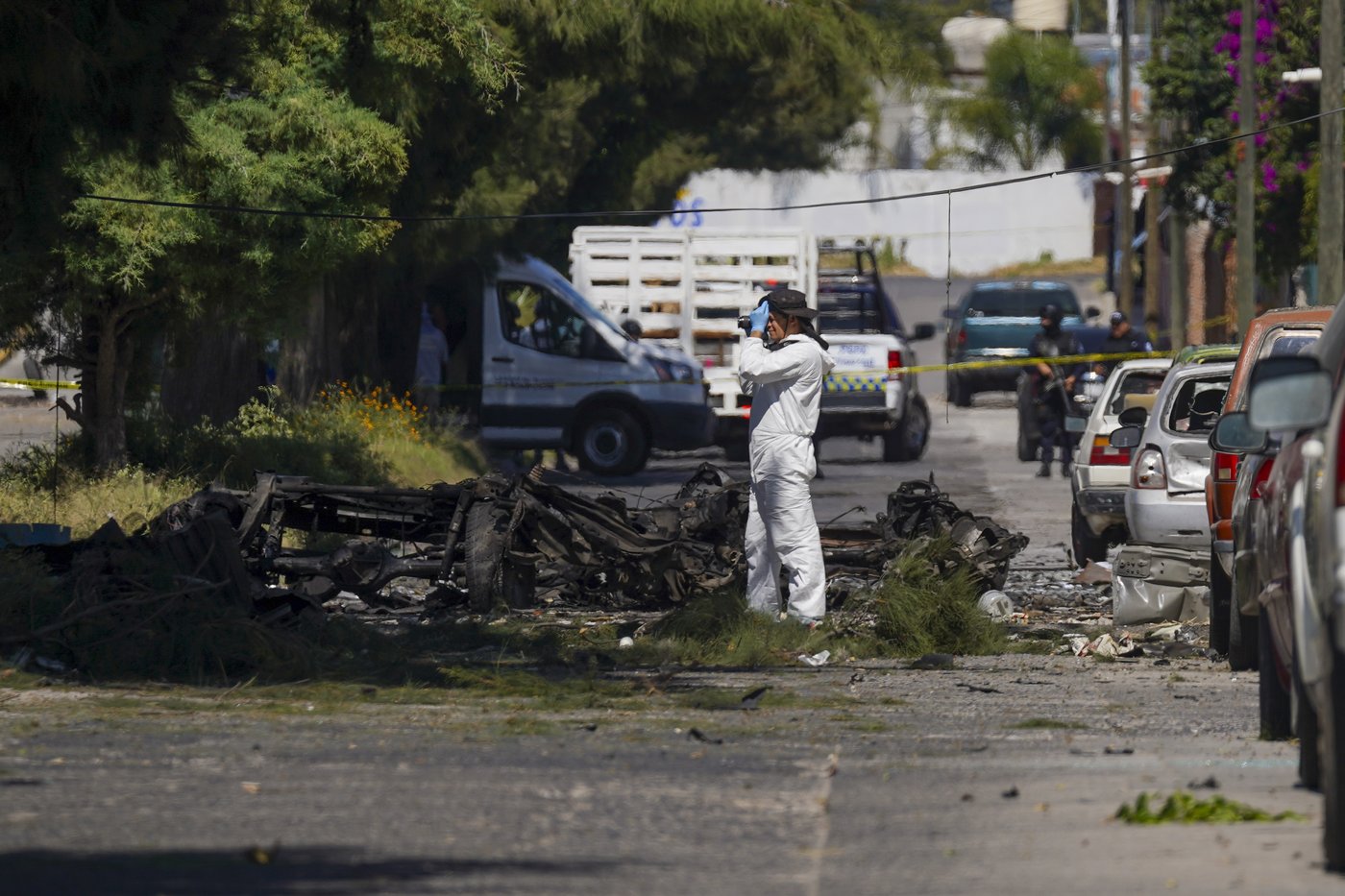 A car bomb explodes outside a police station in western Mexico, wounding 3 officers | iNFOnews.ca