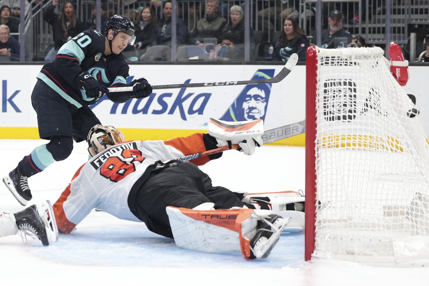 Kraken score 4 goals in 2nd period, hold off late Flyers rally in 6-4 win | iNFOnews.ca