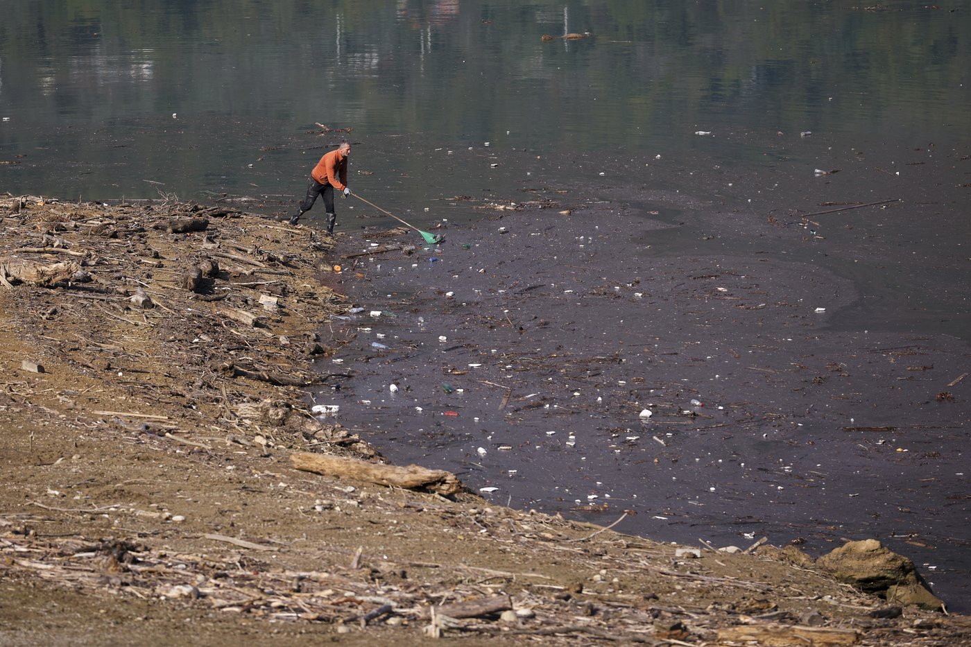 Residents and activists in central Bosnia clean up a lake after massive floods | iNFOnews.ca Residents and activists in central Bosnia clean up a lake after massive floods | iNFOnews.ca