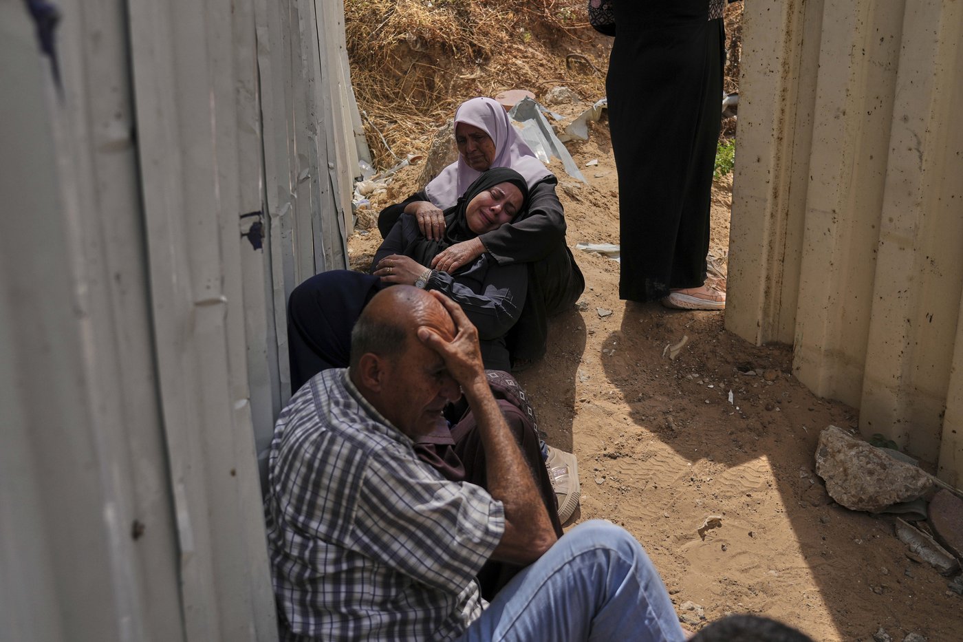 54 people killed in overnight airstrikes on southern Gaza city, hospital says | iNFOnews.ca