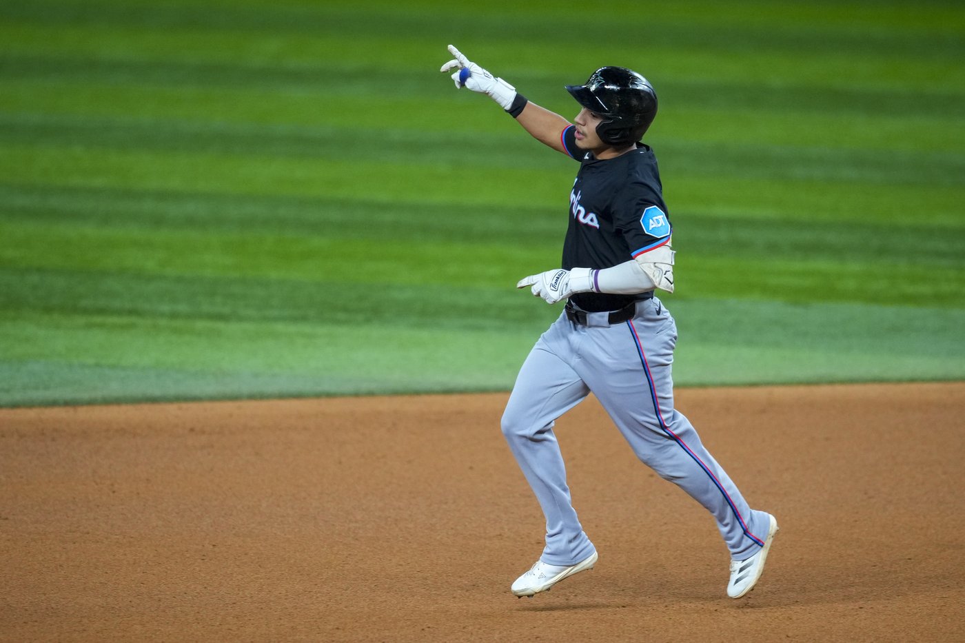 Marlins beat slumping Rangers 6-4 in 12 innings for fourth straight win | iNFOnews.ca