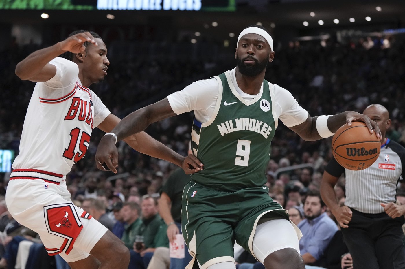 Coby White scores 35, Bulls roll past Bucks 133-122 to get in the win column | iNFOnews.ca