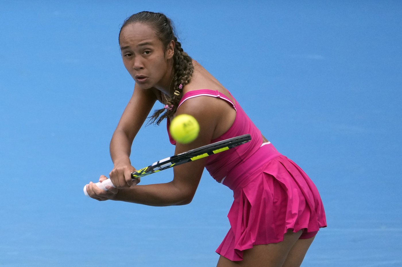Australian Open: Olympic champ Zheng Qinwen starts her bid for another final on a rainy Day 1 | iNFOnews.ca