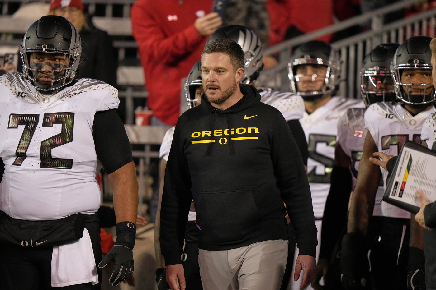 No. 1 Oregon rallies in 4th quarter to beat Wisconsin 16-13 | iNFOnews.ca No. 1 Oregon rallies in 4th quarter to beat Wisconsin 16-13 | iNFOnews.ca