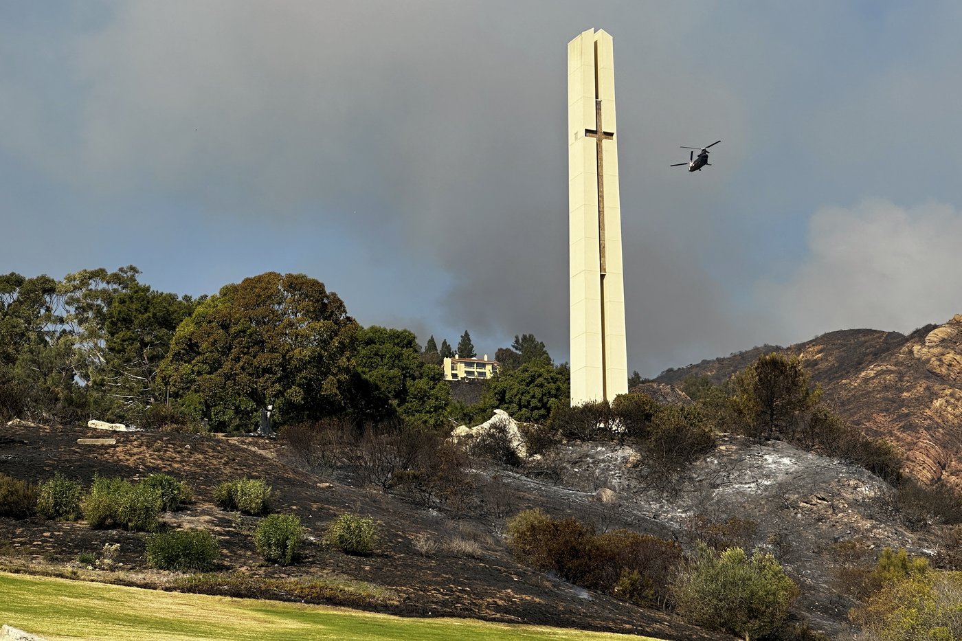 Celebrities and coastal residents flee from wind-driven wildfire in Malibu | iNFOnews.ca