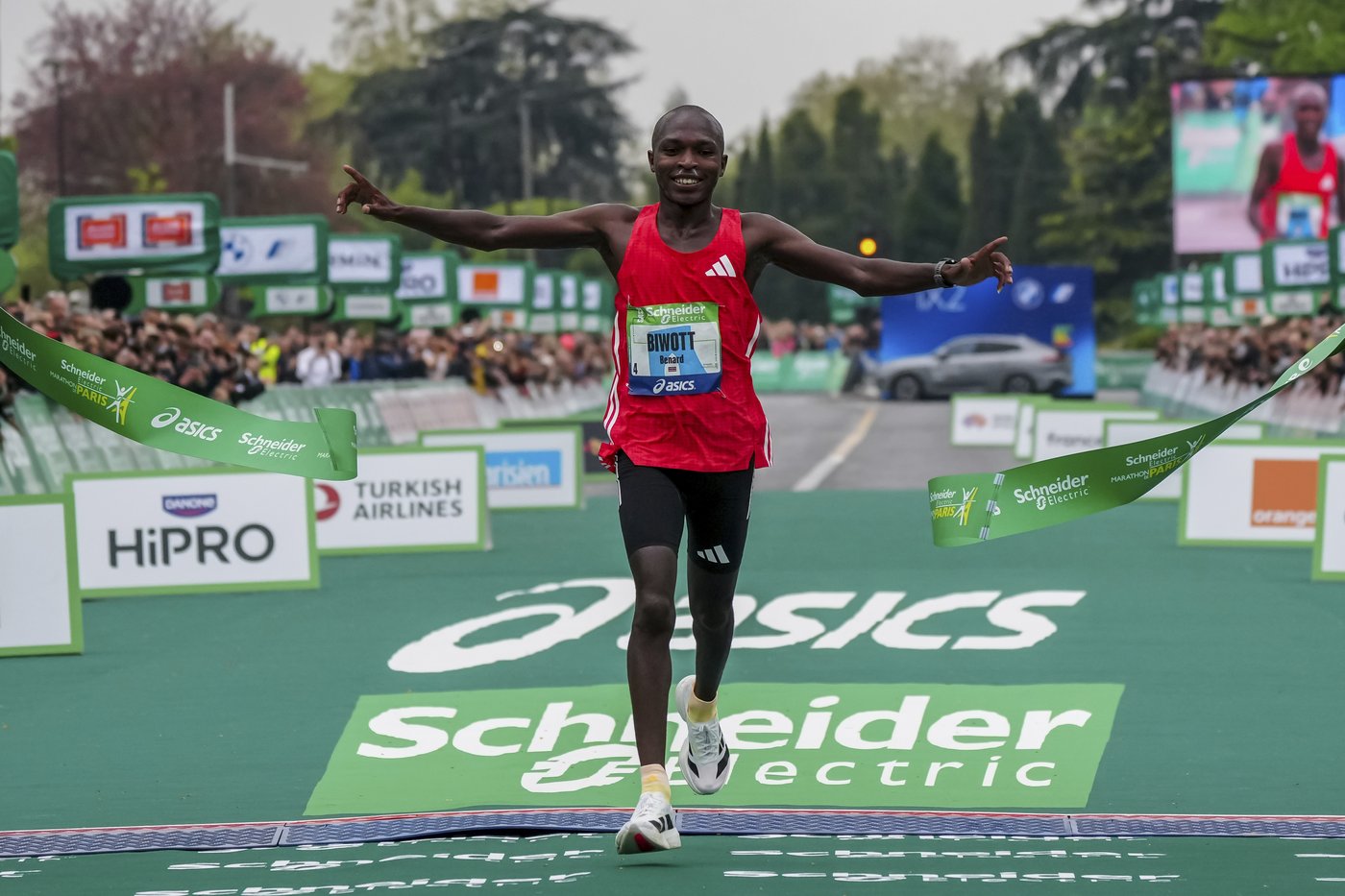 Kenyan Biwott wins men's Paris Marathon, Ethiopian Hirpa takes women's race | iNFOnews.ca Kenyan Biwott wins men's Paris Marathon, Ethiopian Hirpa takes women's race | iNFOnews.ca