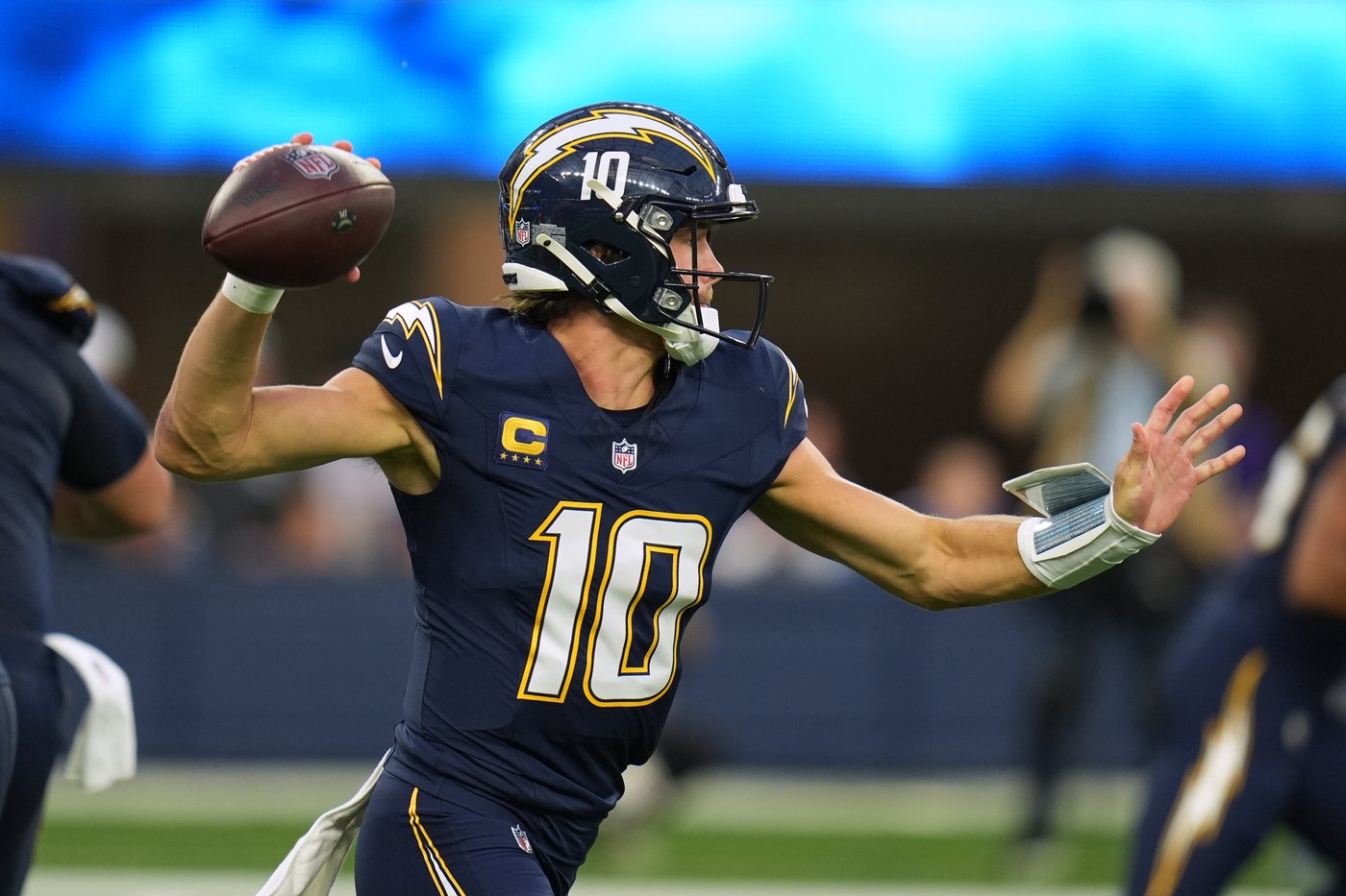 Chargers' Justin Herbert sets NFL completion record through 6 seasons | iNFOnews.ca