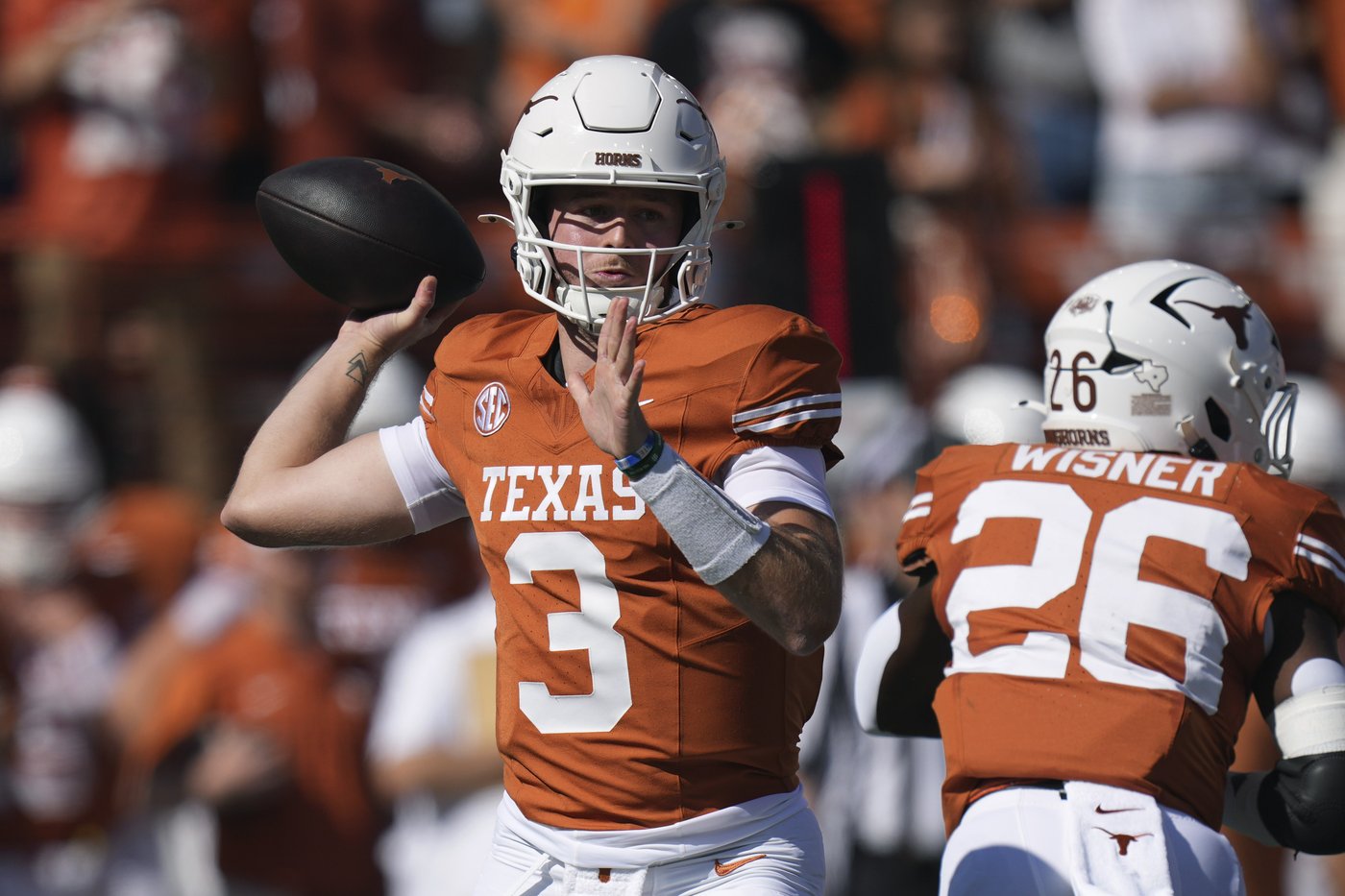 Ewers' 5 TD passes lead No. 5 Texas in 49-17 rout of struggling Florida | iNFOnews.ca Ewers' 5 TD passes lead No. 5 Texas in 49-17 rout of struggling Florida | iNFOnews.ca