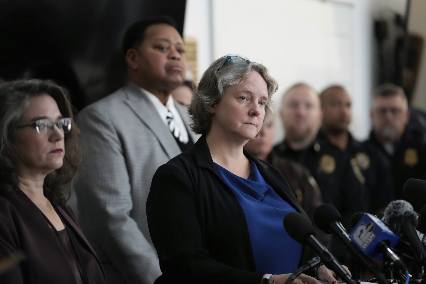 Wisconsin school shooter had 2 guns and got messages from man accused of plotting his own attack | iNFOnews.ca