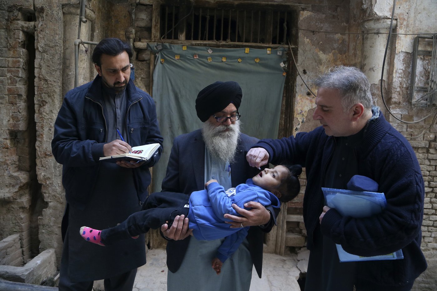 Gunmen kill police officer assigned to guard polio workers in northwestern Pakistan | iNFOnews.ca Gunmen kill police officer assigned to guard polio workers in northwestern Pakistan | iNFOnews.ca