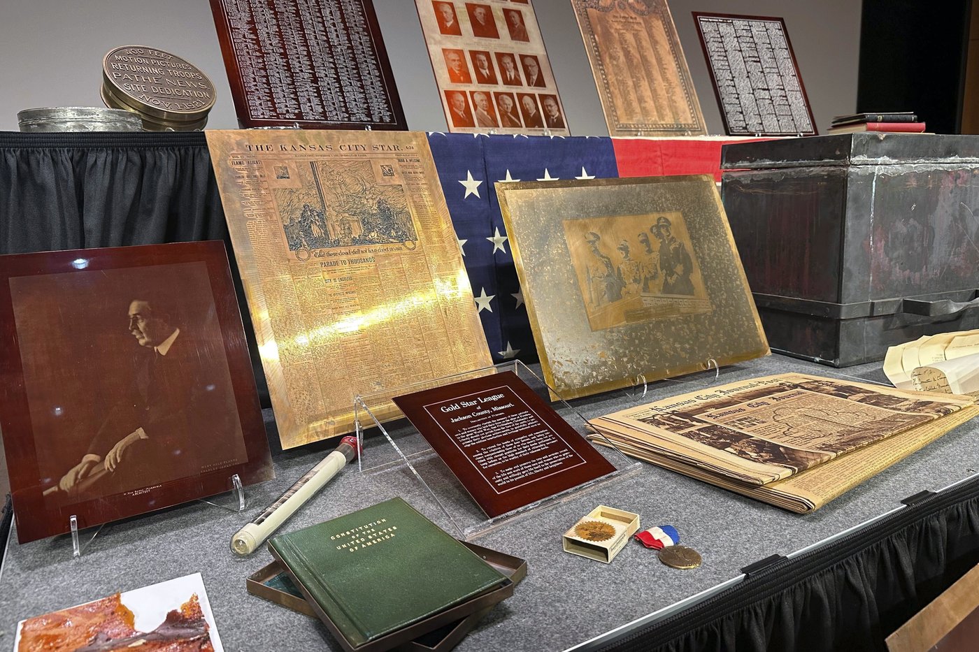 A century-old time capsule's contents are unveiled in Kansas City | iNFOnews.ca A century-old time capsule's contents are unveiled in Kansas City | iNFOnews.ca