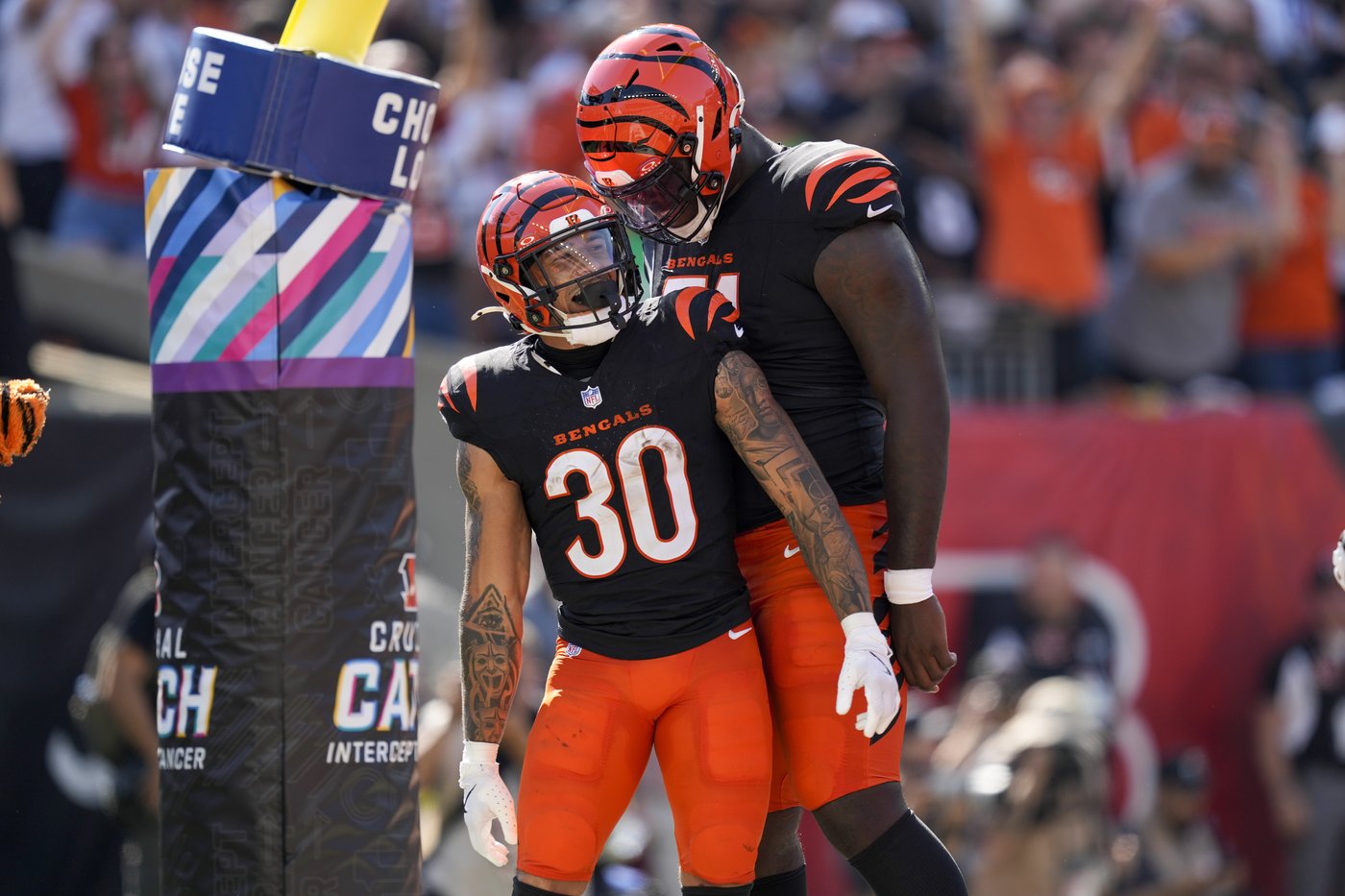 Bengals OT Amarius Mims carted off the field with a left leg injury | iNFOnews.ca
