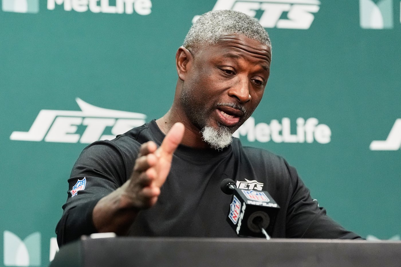 Aaron Glenn takes a defiant stance with reporters on discussing Jets players' injuries | iNFOnews.ca Aaron Glenn takes a defiant stance with reporters on discussing Jets players' injuries | iNFOnews.ca