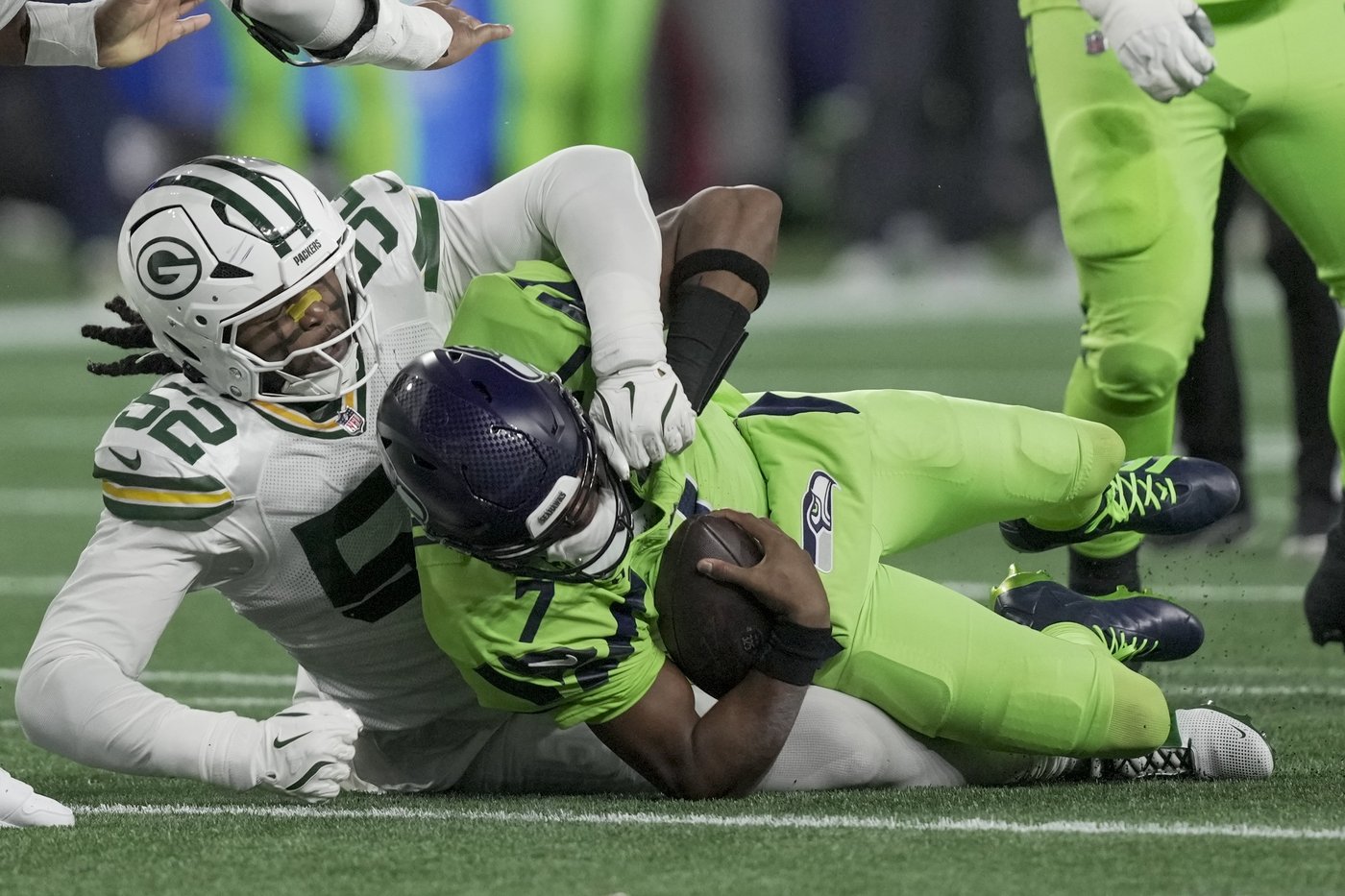Seahawks QB Geno Smith exits with knee injury against Green Bay and will undergo testing | iNFOnews.ca