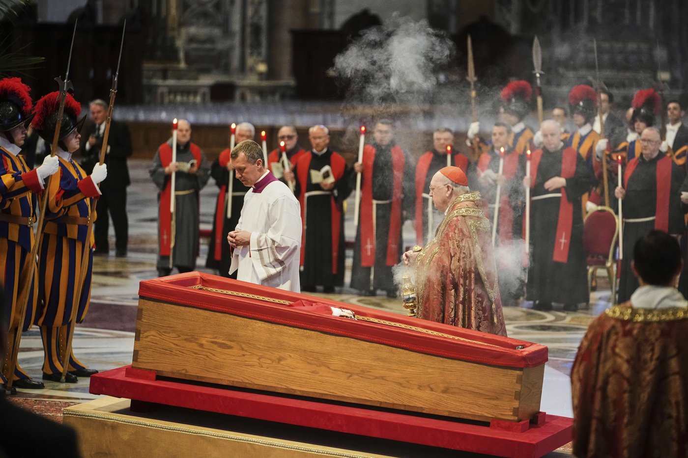 Catholic faithful pay their final respects to Pope Francis as public viewing begins | iNFOnews.ca Catholic faithful pay their final respects to Pope Francis as public viewing begins | iNFOnews.ca