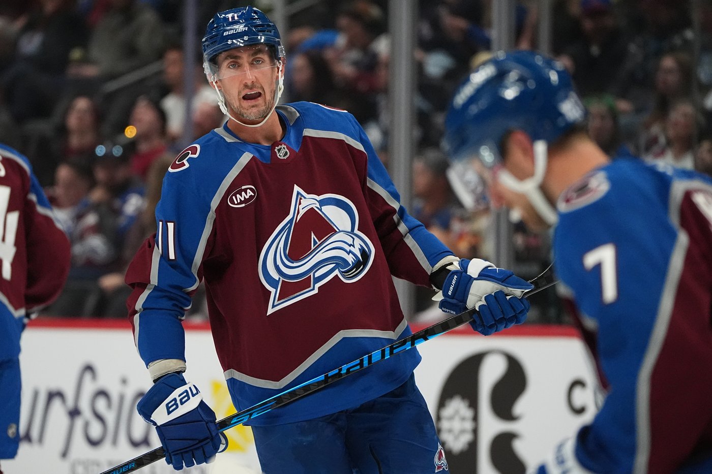MacKinnon scores go-ahead goal early in 3rd, Avalanche beat Mammoth 2-1 in home opener | iNFOnews.ca