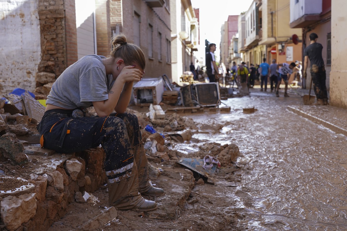 Mud-caked volunteers clean flood debris in a Spanish town as authorities struggle to respond | iNFOnews.ca Mud-caked volunteers clean flood debris in a Spanish town as authorities struggle to respond | iNFOnews.ca