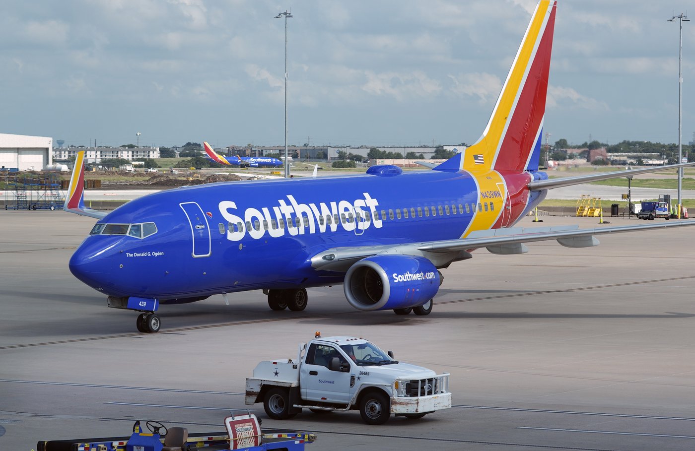 Bullet strikes Southwest Airlines plane without injuries at Dallas airport | iNFOnews.ca