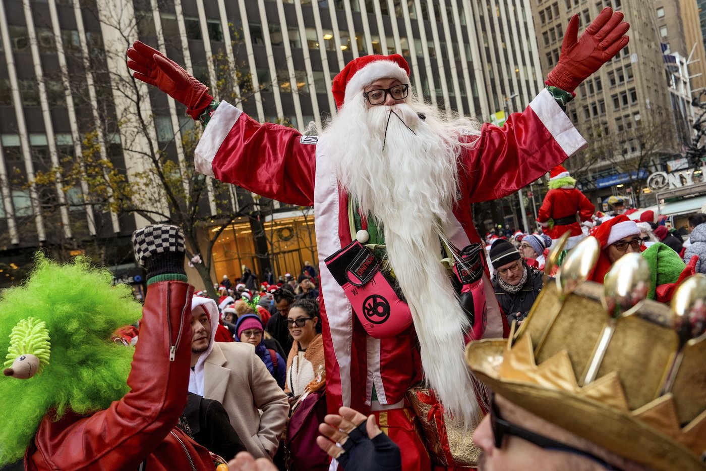 Thousands of Santas and a few Grinches hit the streets for annual SantaCon bar crawls | iNFOnews.ca Thousands of Santas and a few Grinches hit the streets for annual SantaCon bar crawls | iNFOnews.ca