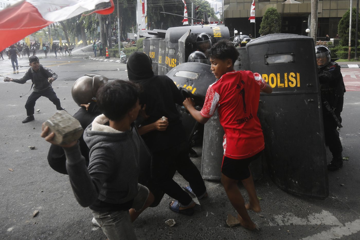 Photos of violent clashes between riot police and protesters in Indonesia | iNFOnews.ca