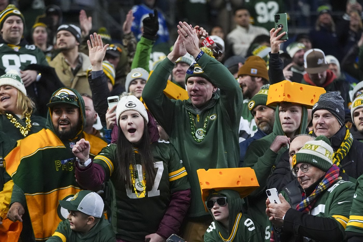 Jordan Love throws for 2 TDs and Packers beat Seahawks 30-13 as Seattle QB Geno Smith injures knee | iNFOnews.ca