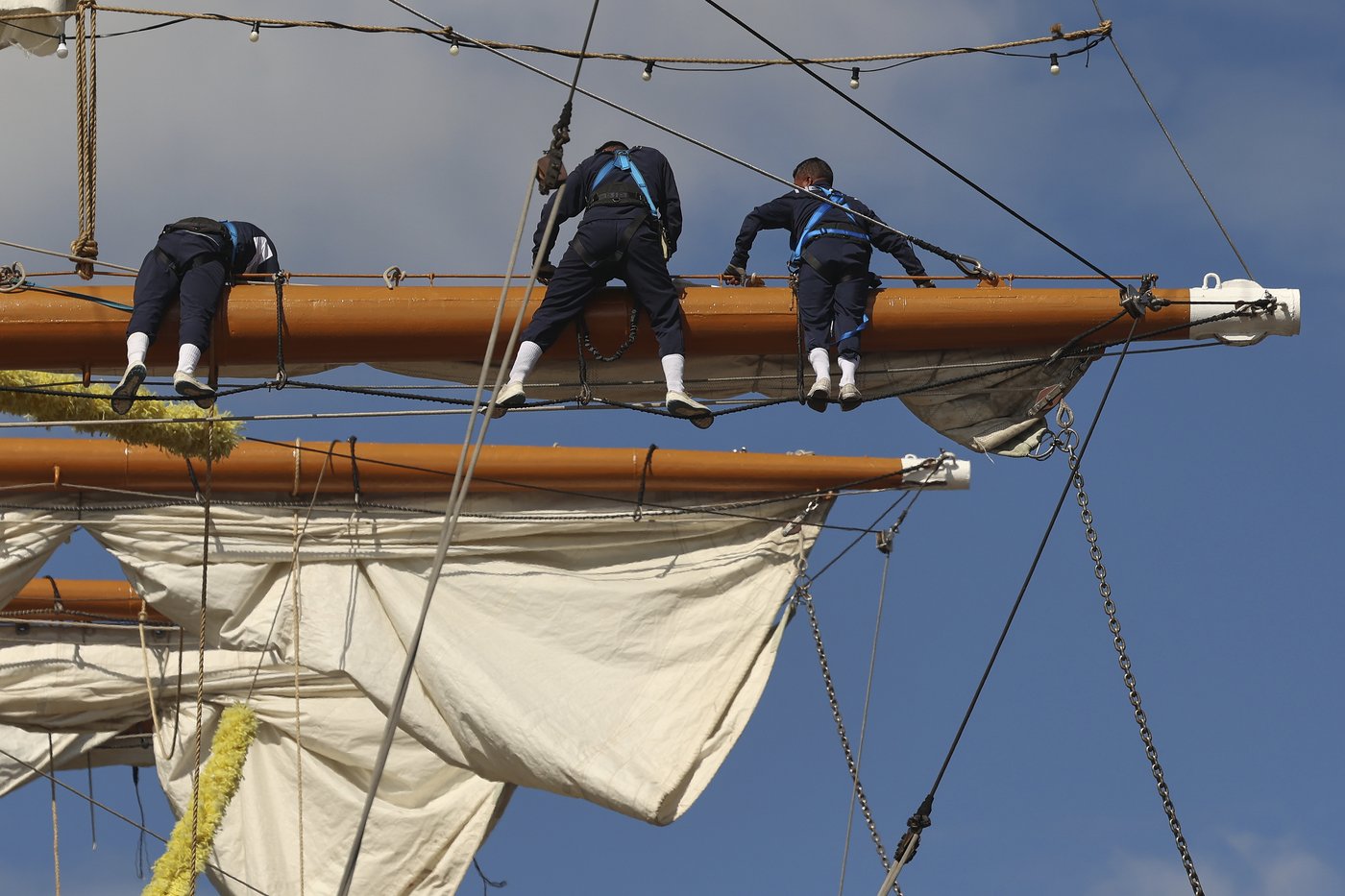Mexican tall ship strikes Brooklyn Bridge, snapping masts and killing 2 crew members | iNFOnews.ca Mexican tall ship strikes Brooklyn Bridge, snapping masts and killing 2 crew members | iNFOnews.ca