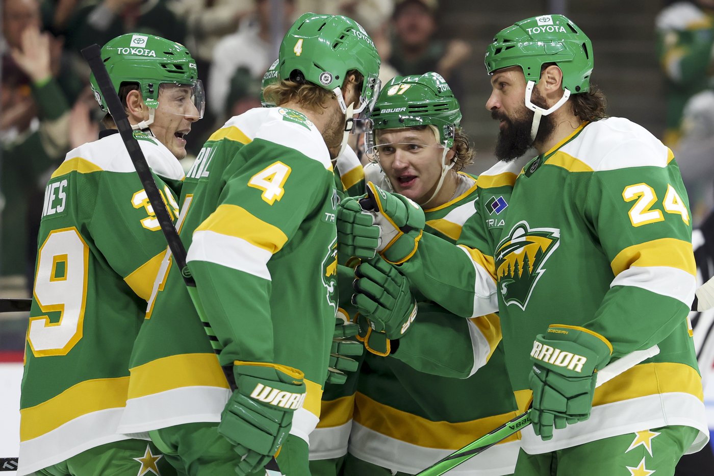Wild's Kirill Kaprizov scores off Flyers' goalie helmet, banking shot into net | iNFOnews.ca Wild's Kirill Kaprizov scores off Flyers' goalie helmet, banking shot into net | iNFOnews.ca