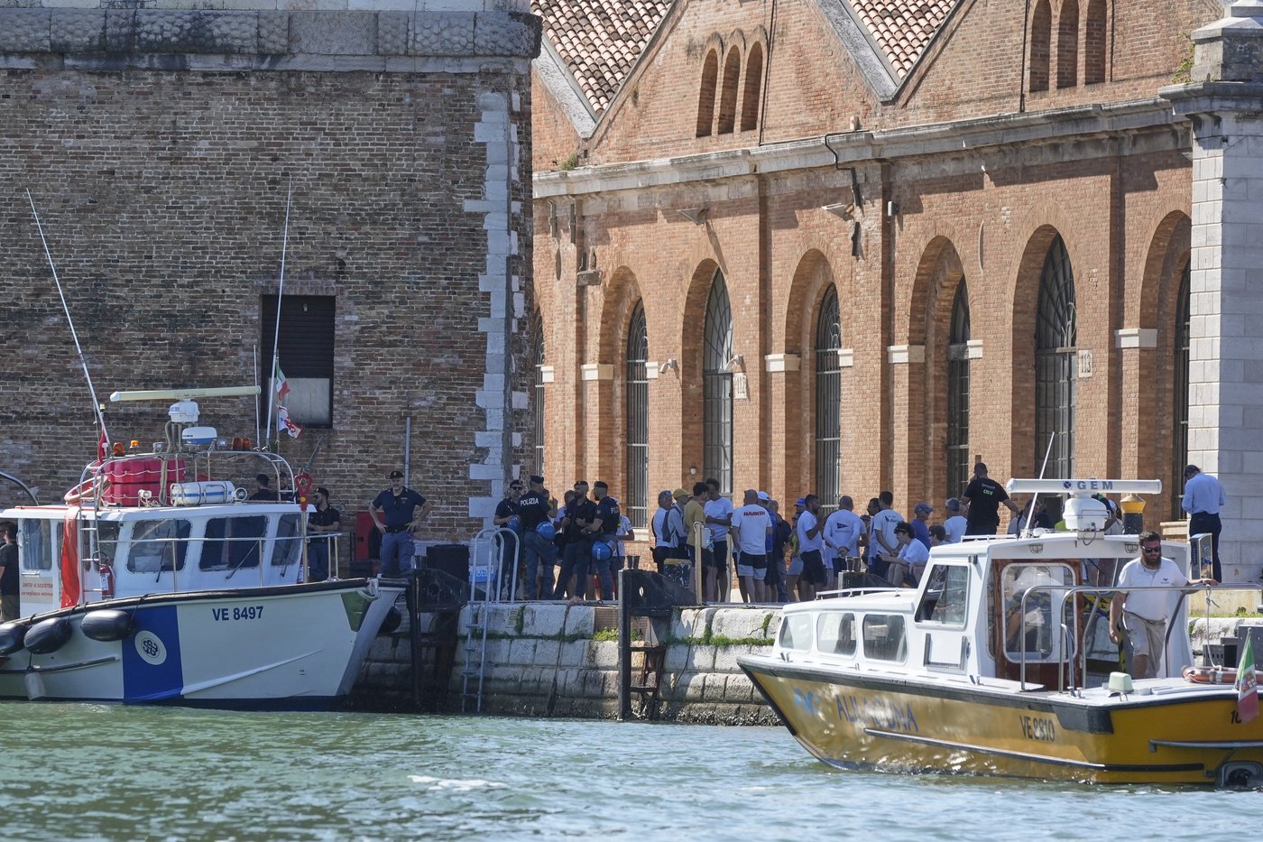 ‘Kisses yes, Bezos No,’ protesters say, as Bezos wedding bonanza stirs controversy in Venice | iNFOnews.ca ‘Kisses yes, Bezos No,’ protesters say, as Bezos wedding bonanza stirs controversy in Venice | iNFOnews.ca
