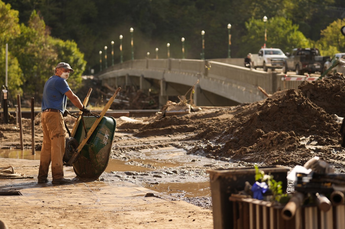 Southerners stay in touch the old-fashioned way after Helene cuts roads, power, phones | iNFOnews.ca