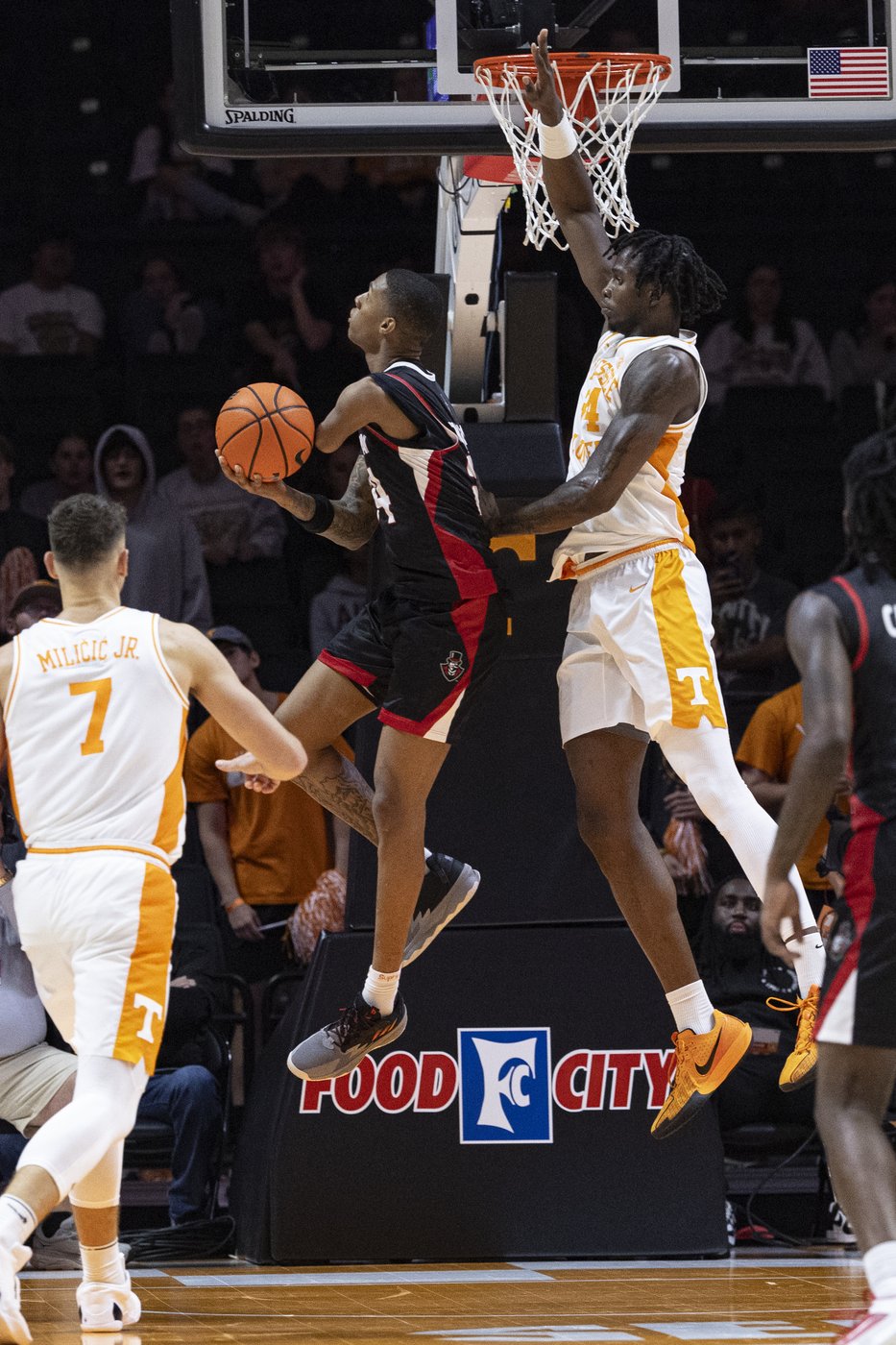 Hansel Enmanuel making an impact for Austin Peay on court with his 1 arm | iNFOnews.ca Hansel Enmanuel making an impact for Austin Peay on court with his 1 arm | iNFOnews.ca
