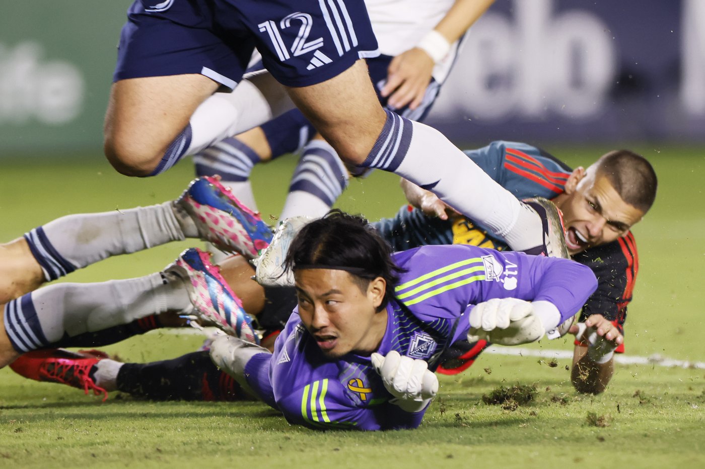 Whitecaps fall to tough Galaxy in California | iNFOnews.ca