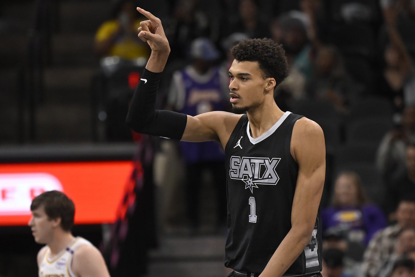 Spurs' Victor Wembanyama misses Saturday game vs. Mavericks, listed as day to day with knee injury | iNFOnews.ca Spurs' Victor Wembanyama misses Saturday game vs. Mavericks, listed as day to day with knee injury | iNFOnews.ca