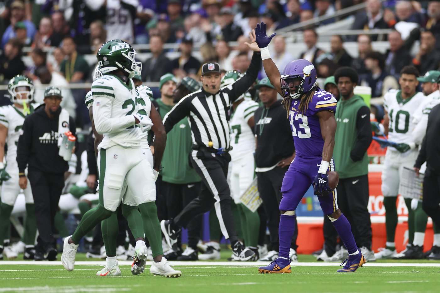 Vikings' Aaron Jones is week to week with hip injury, avoiding long-term absence | iNFOnews.ca Vikings' Aaron Jones is week to week with hip injury, avoiding long-term absence | iNFOnews.ca