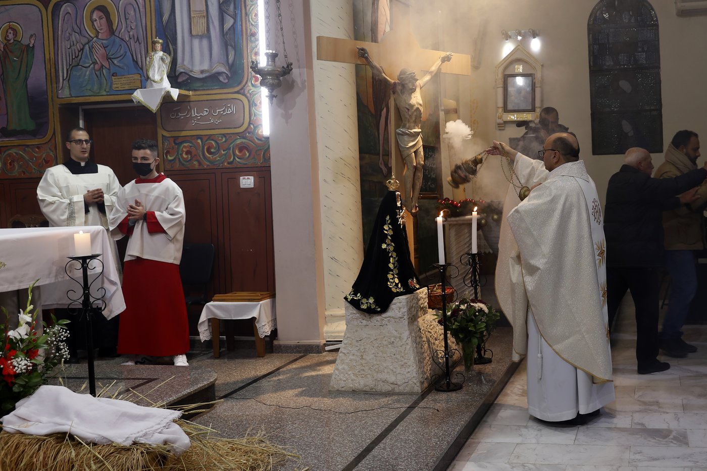 Israeli strike hits Gaza church, killing 3 and wounding priest who was close to Pope Francis | iNFOnews.ca