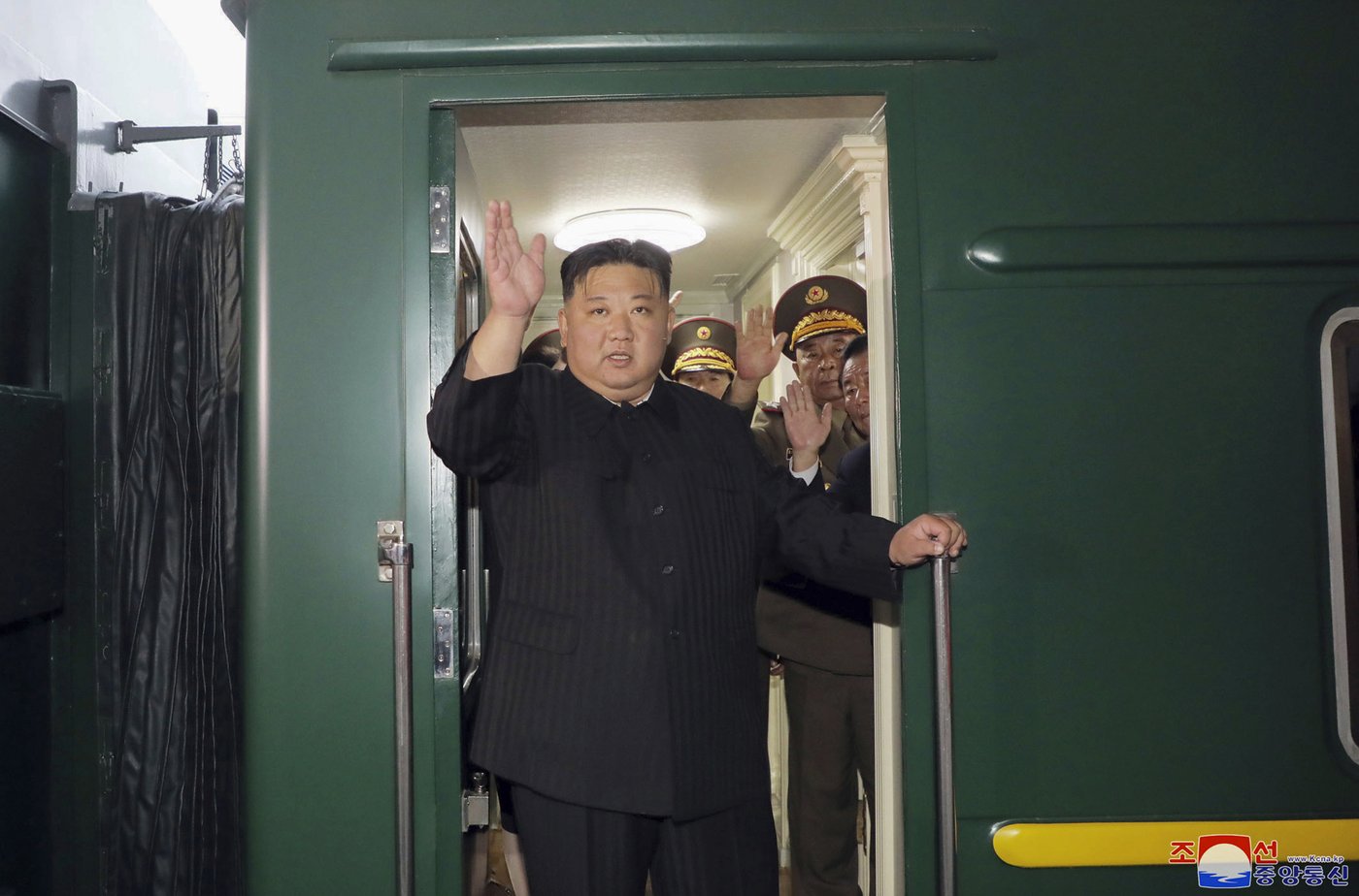Kim Jong Un rides his trademark green train to China. He also has a plane, limos and white horses | iNFOnews.ca